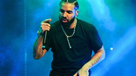 Drake hit by phone during 1st show of It's All a Blur tour